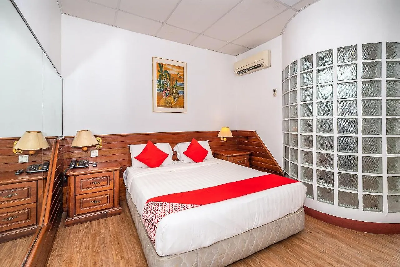 Oyo 89864 Hotel Holiday Park Кота-Кинабалу Малайзия