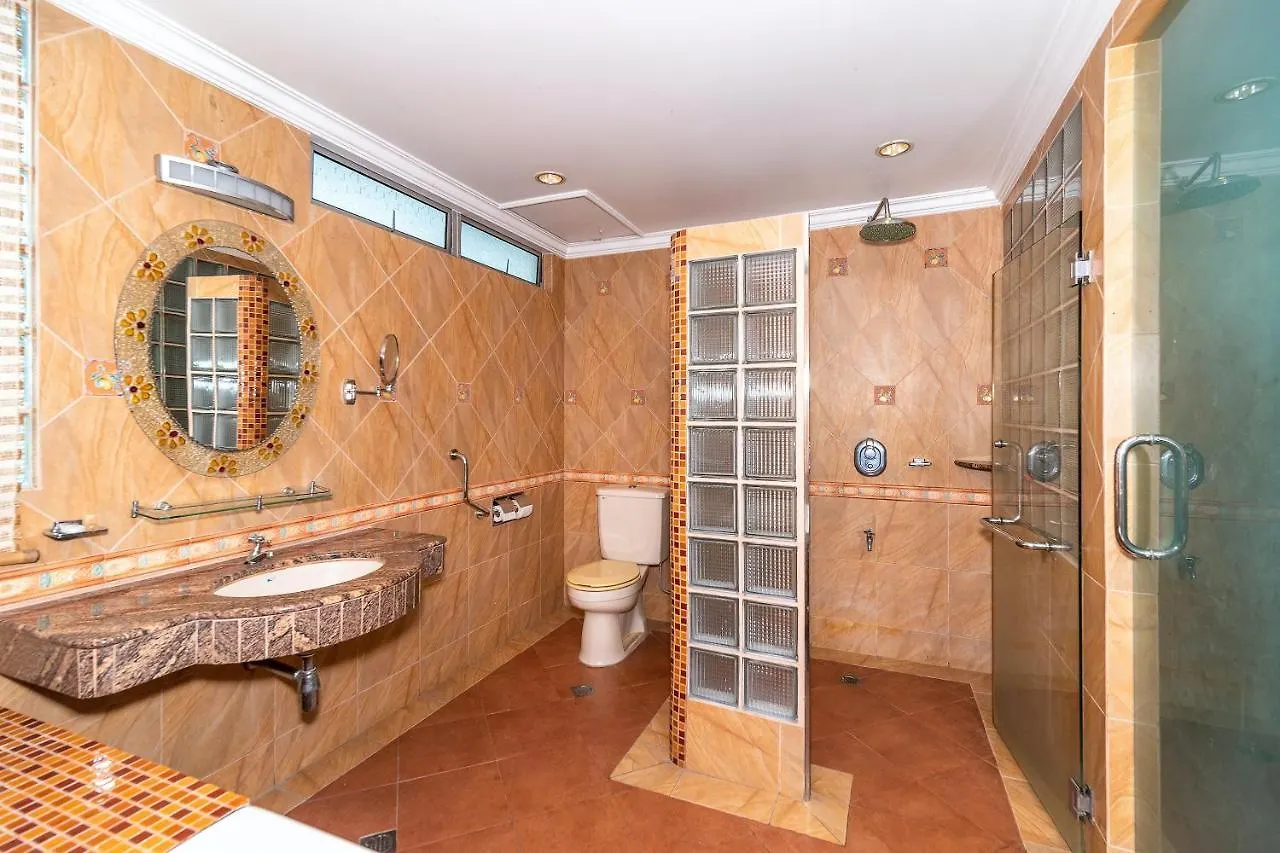 Oyo 89864 Hotel Holiday Park Кота-Кинабалу