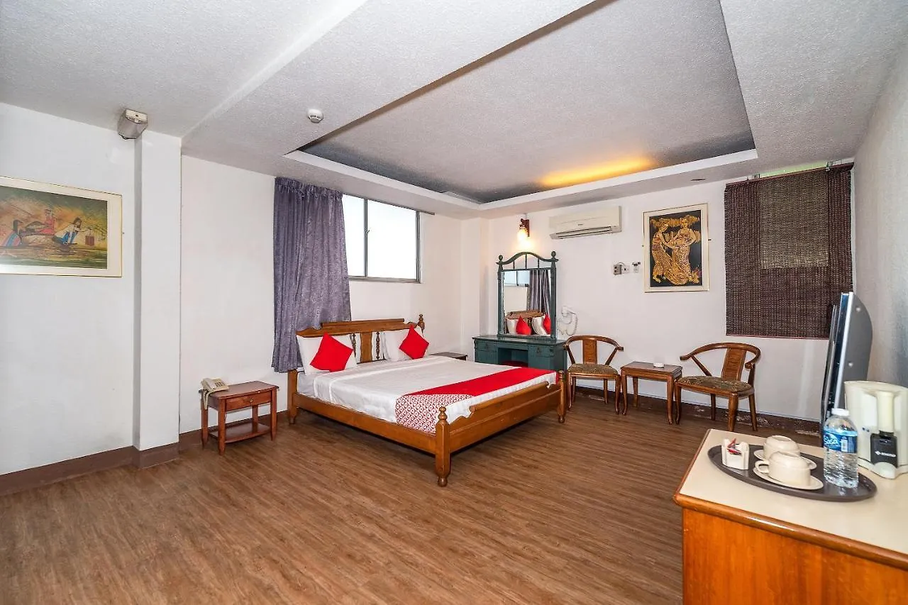 Oyo 89864 Hotel Holiday Park Кота-Кинабалу 2*,