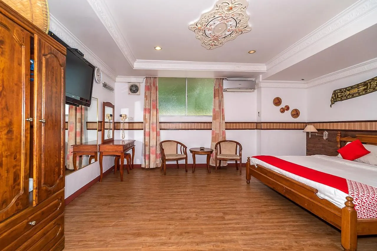 Oyo 89864 Hotel Holiday Park Кота-Кинабалу Малайзия