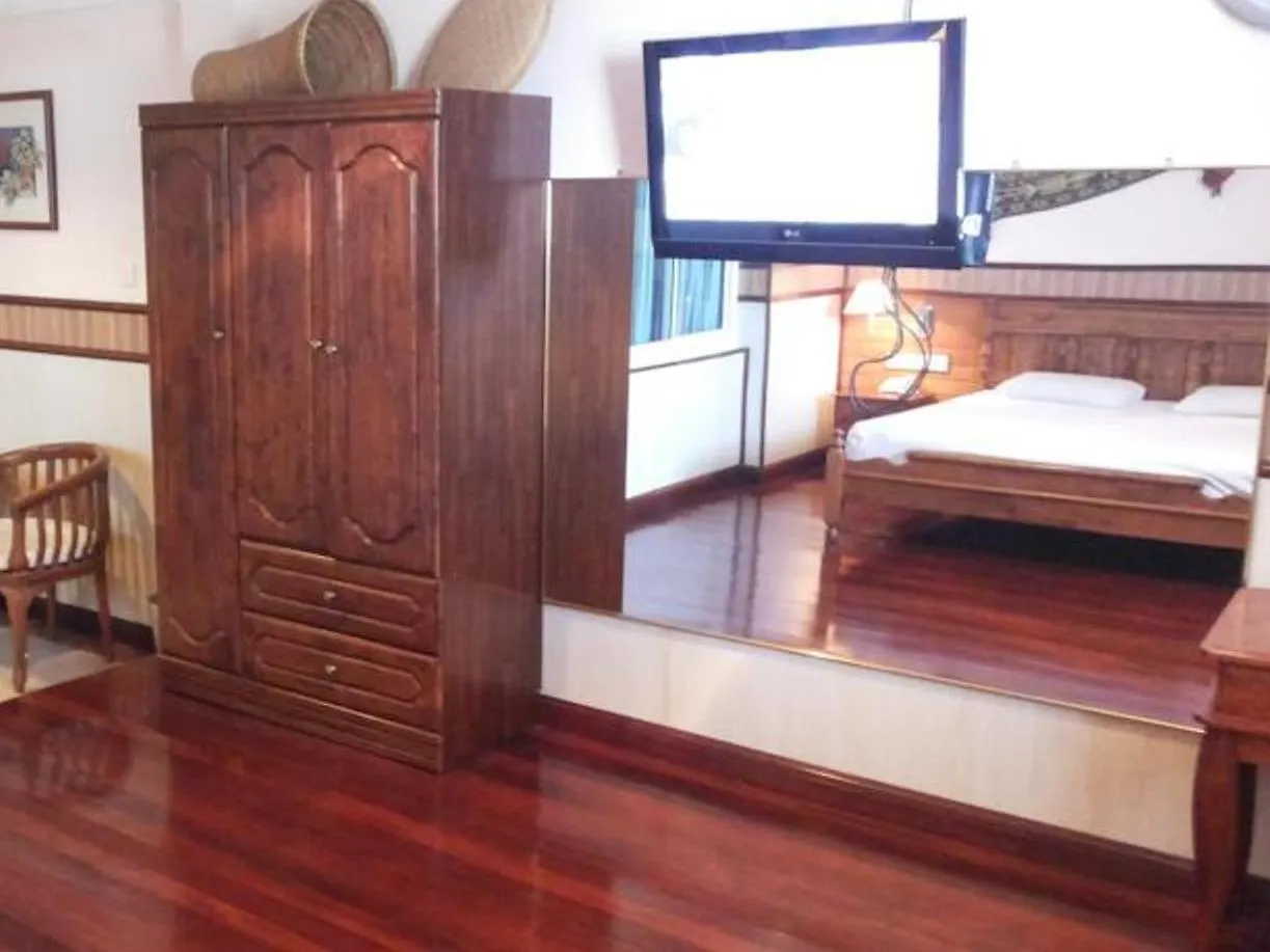 Oyo 89864 Hotel Holiday Park Кота-Кинабалу