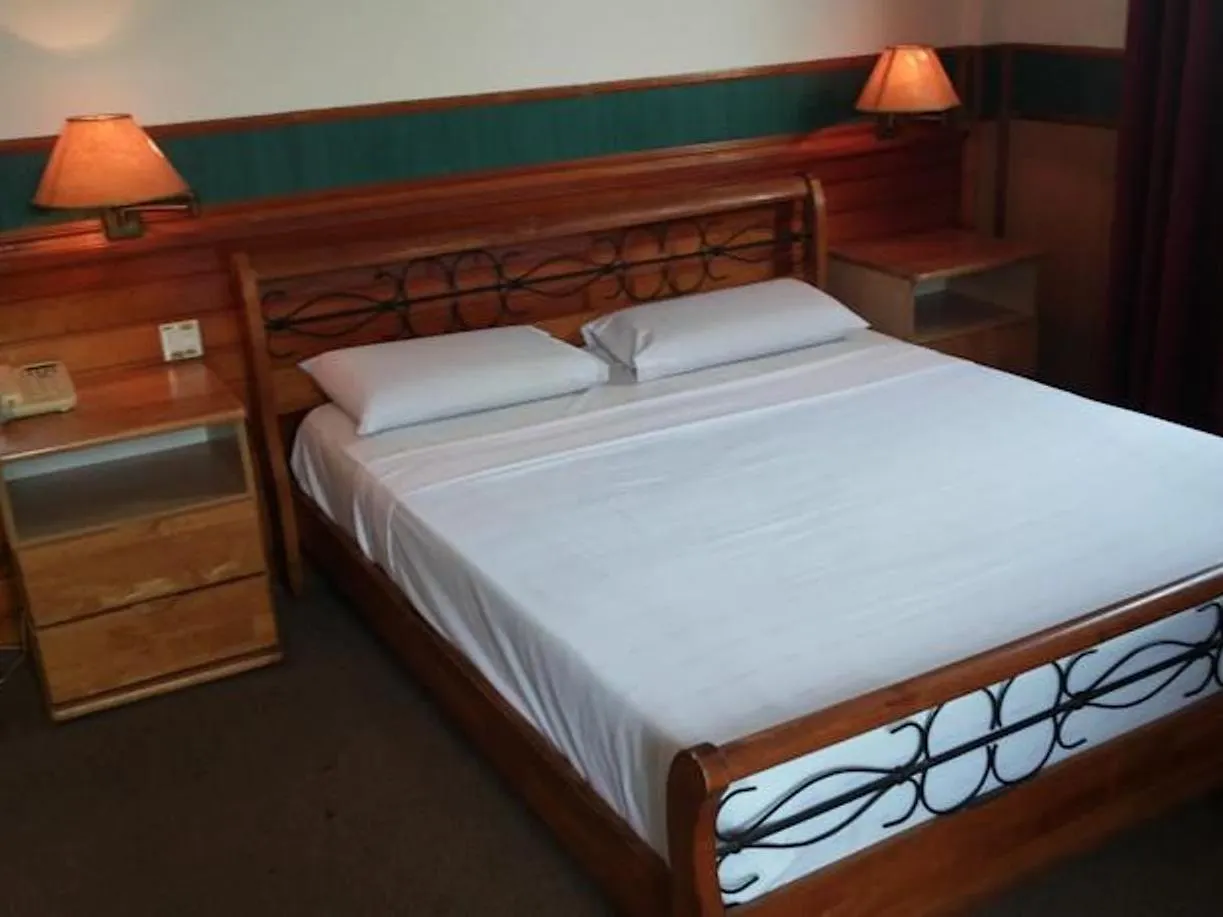 Oyo 89864 Hotel Holiday Park Кота-Кинабалу Малайзия